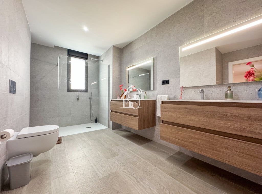 4 bedroom Apartment for rent in Torrevieja - € 2,000 (Ref: 9758539)