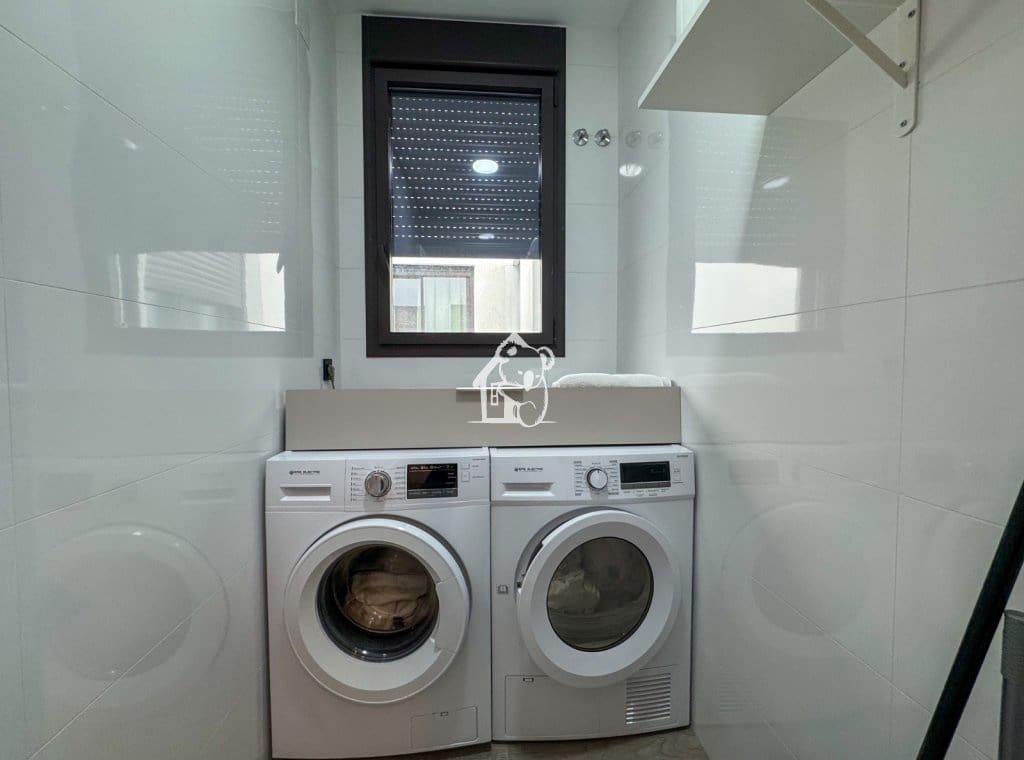 4 bedroom Apartment for rent in Torrevieja - € 2,000 (Ref: 9758539)