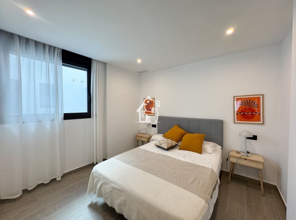 4 bedroom Apartment for rent in Torrevieja - € 2,000 (Ref: 9758539)