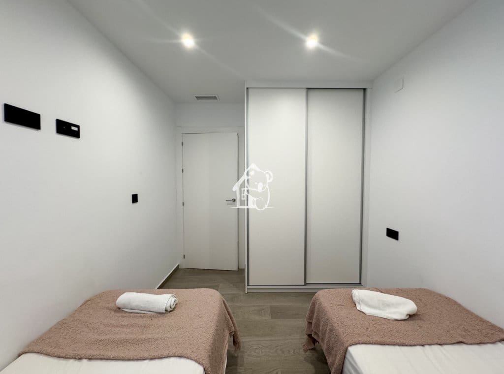 4 bedroom Apartment for rent in Torrevieja - € 2,000 (Ref: 9758539)