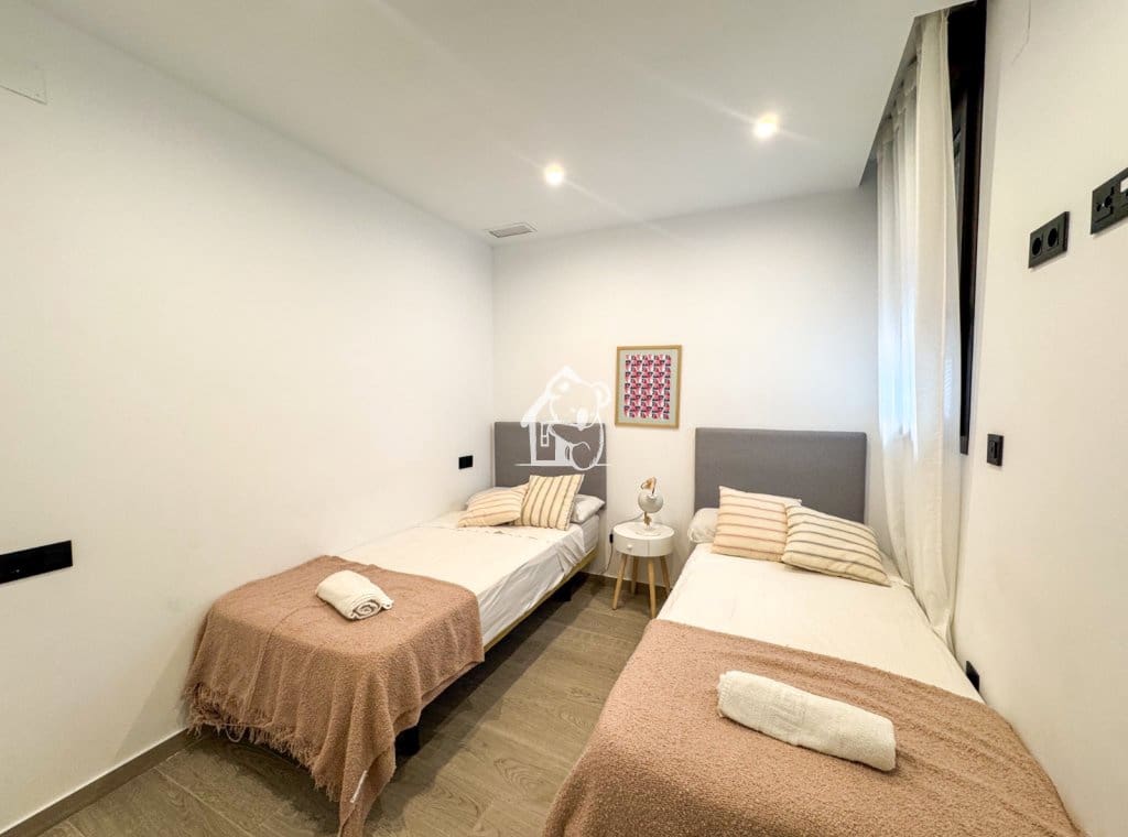 4 bedroom Apartment for rent in Torrevieja - € 2,000 (Ref: 9758539)