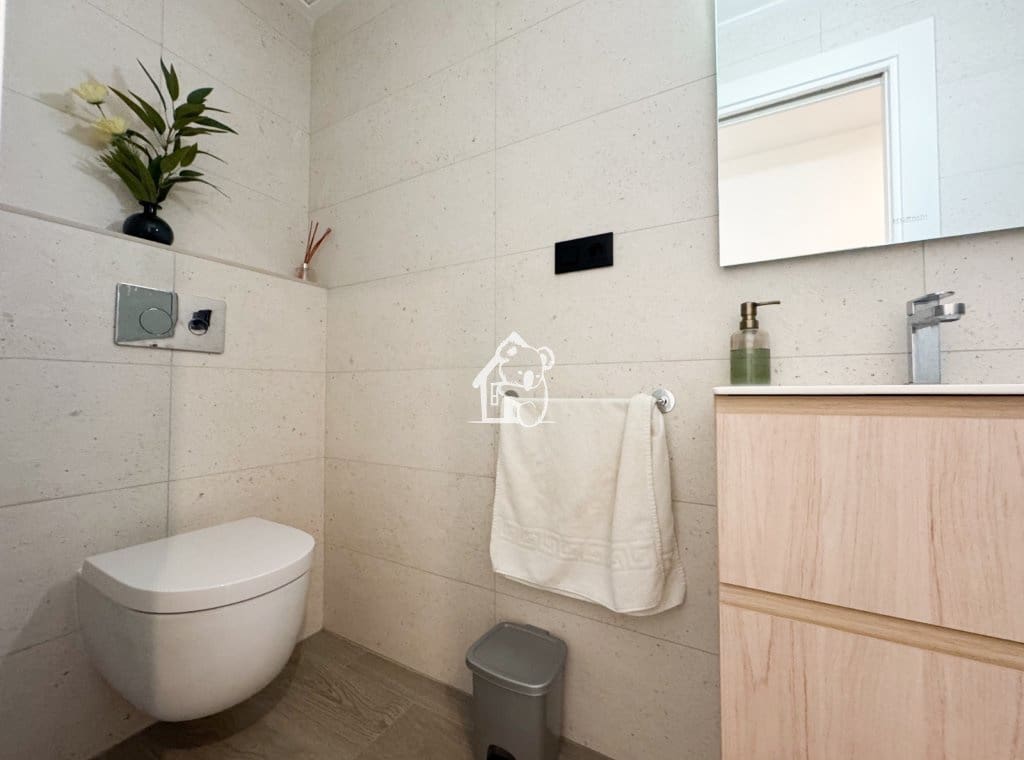 4 bedroom Apartment for rent in Torrevieja - € 2,000 (Ref: 9758539)