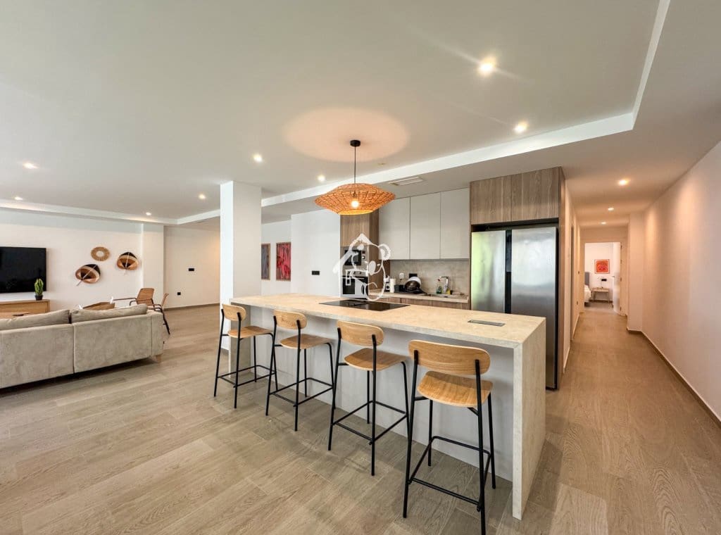 4 bedroom Apartment for rent in Torrevieja - € 2,000 (Ref: 9758539)