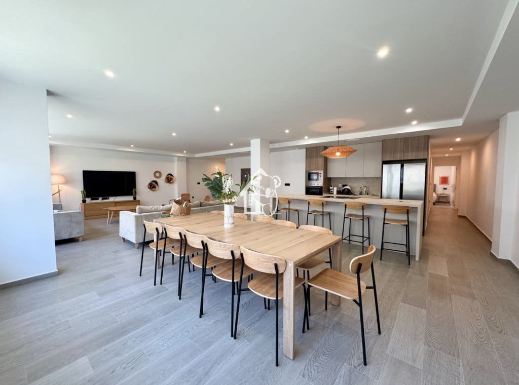 4 bedroom Apartment for rent in Torrevieja - € 2,000 (Ref: 9758539)