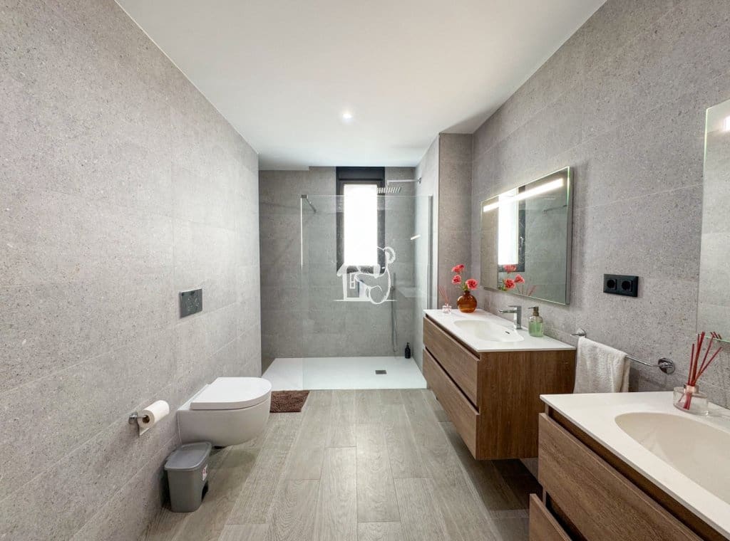 4 bedroom Apartment for rent in Torrevieja - € 2,000 (Ref: 9758539)