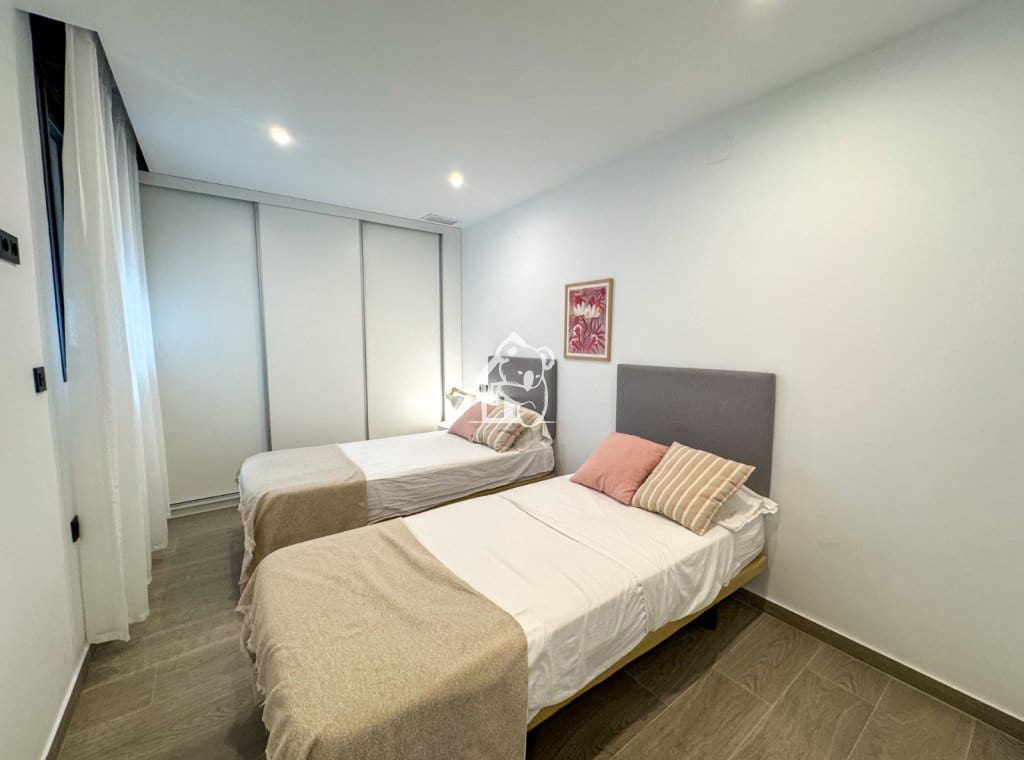 4 bedroom Apartment for rent in Torrevieja - € 2,000 (Ref: 9758539)