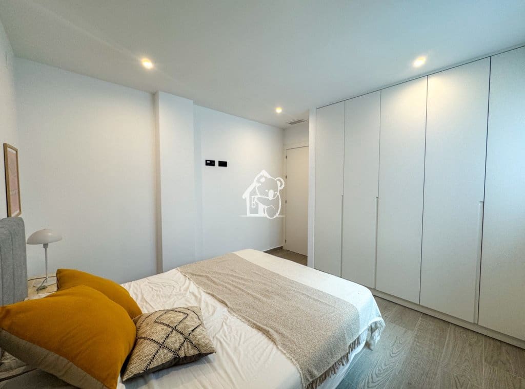 4 bedroom Apartment for rent in Torrevieja - € 2,000 (Ref: 9758539)