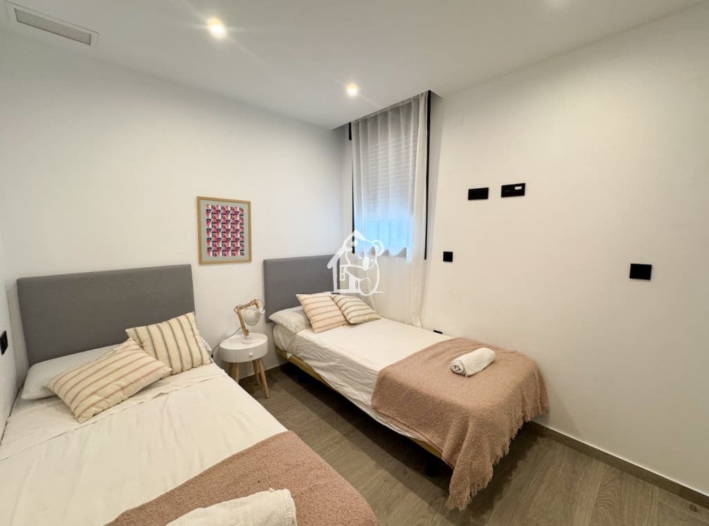 4 bedroom Apartment for rent in Torrevieja - € 2,000 (Ref: 9758539)