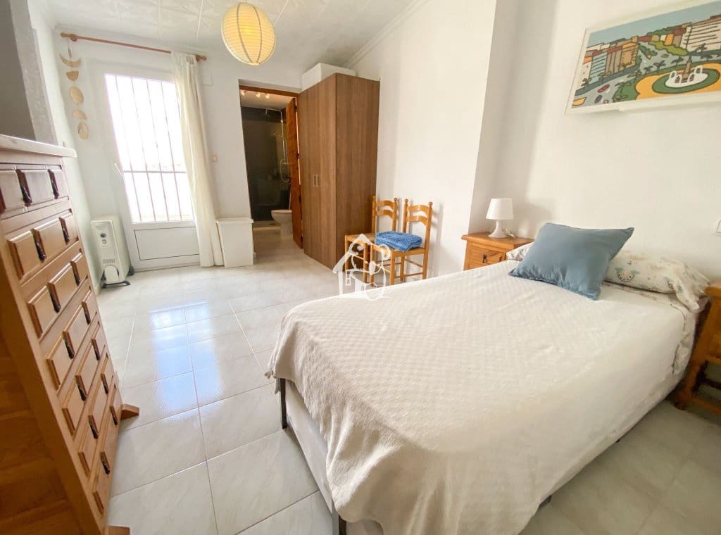 2 soverom Villa til leie i Torrevieja med svømmebasseng - € 1 400 (Ref: 9761582)