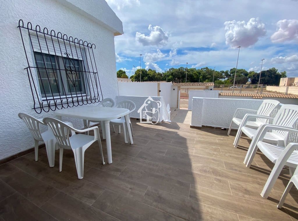 2 soverom Villa til leie i Torrevieja med svømmebasseng - € 1 400 (Ref: 9761582)