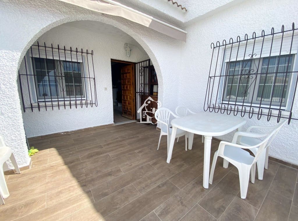 2 soverom Villa til leie i Torrevieja med svømmebasseng - € 1 400 (Ref: 9761582)