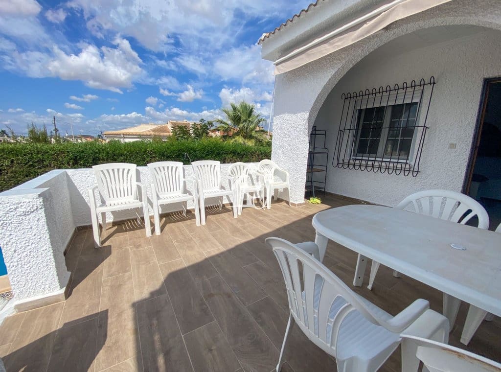 2 soverom Villa til leie i Torrevieja med svømmebasseng - € 1 400 (Ref: 9761582)