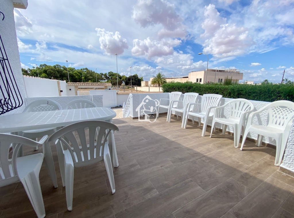 2 soverom Villa til leie i Torrevieja med svømmebasseng - € 1 400 (Ref: 9761582)