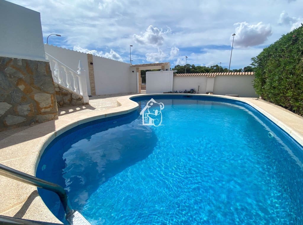 2 soverom Villa til leie i Torrevieja med svømmebasseng - € 1 400 (Ref: 9761582)