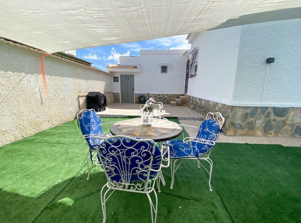 2 soverom Villa til leie i Torrevieja med svømmebasseng - € 1 400 (Ref: 9761582)