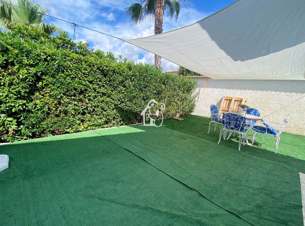 2 soverom Villa til leie i Torrevieja med svømmebasseng - € 1 400 (Ref: 9761582)