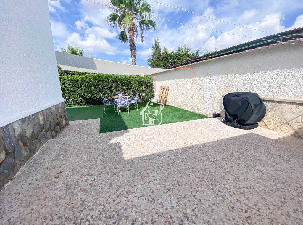 2 soverom Villa til leie i Torrevieja med svømmebasseng - € 1 400 (Ref: 9761582)