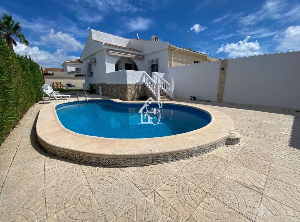 2 soverom Villa til leie i Torrevieja med svømmebasseng - € 1 400 (Ref: 9761582)