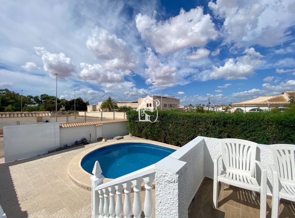 2 soverom Villa til leie i Torrevieja med svømmebasseng - € 1 400 (Ref: 9761582)