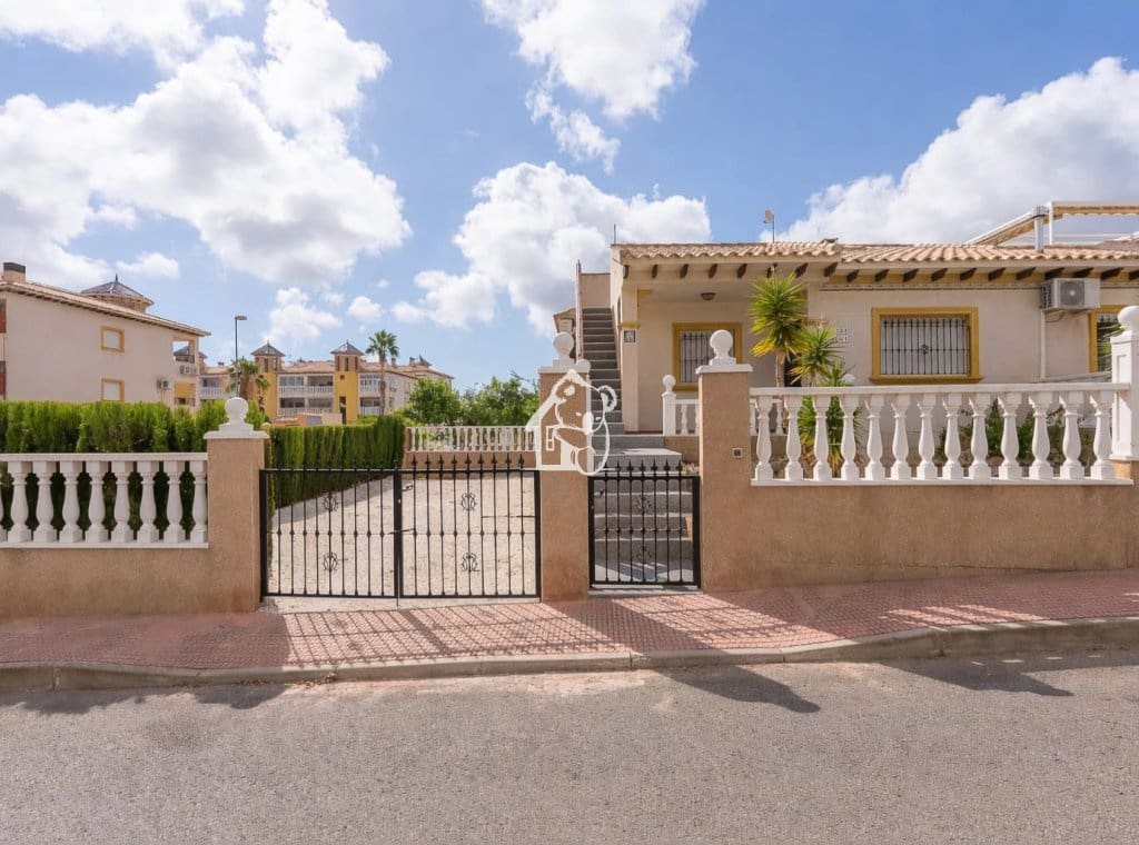 2 bedroom Townhouse for rent in Villamartin with pool garage - € 1,350 (Ref: 9777309)