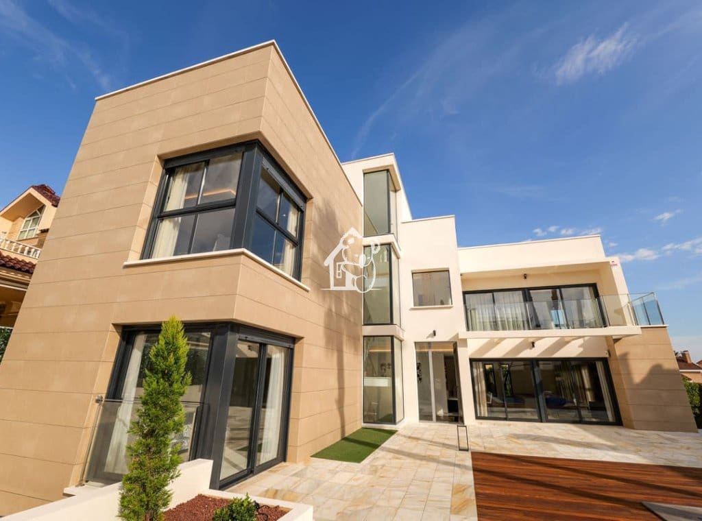 3 makuuhuone Huvila myytävänä paikassa Torrevieja mukana uima-altaan 
autotalli - 1 630 000 € (Ref: 9787984)