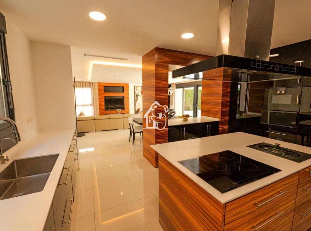 3 makuuhuone Huvila myytävänä paikassa Torrevieja mukana uima-altaan 
autotalli - 1 630 000 € (Ref: 9787984)