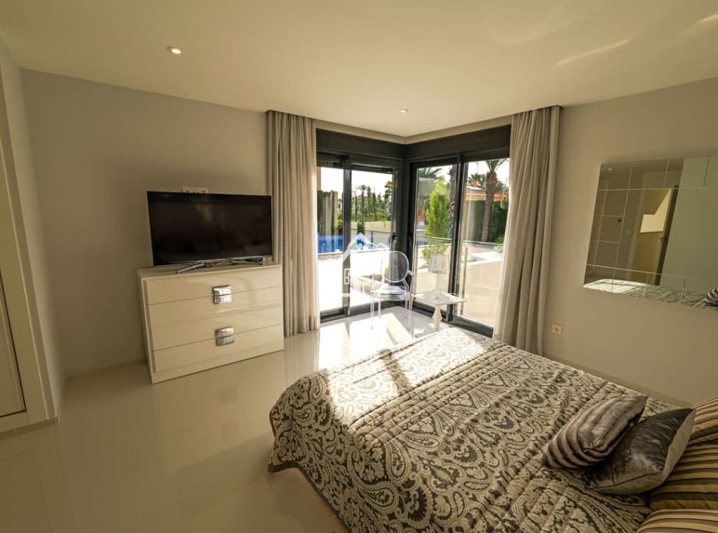 3 makuuhuone Huvila myytävänä paikassa Torrevieja mukana uima-altaan 
autotalli - 1 630 000 € (Ref: 9787984)