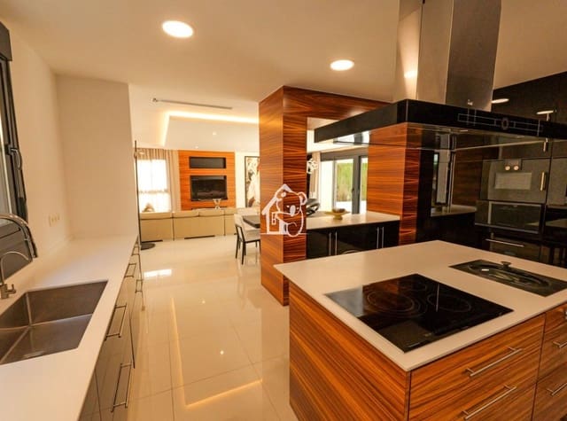 3 makuuhuone Huvila myytävänä paikassa La Veleta, Torrevieja mukana uima-altaan 
autotalli - 1 630 000 € (Ref: 9787984)