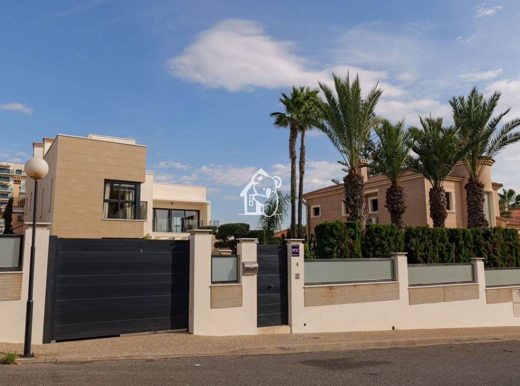 3 makuuhuone Huvila myytävänä paikassa Torrevieja mukana uima-altaan 
autotalli - 1 630 000 € (Ref: 9787984)