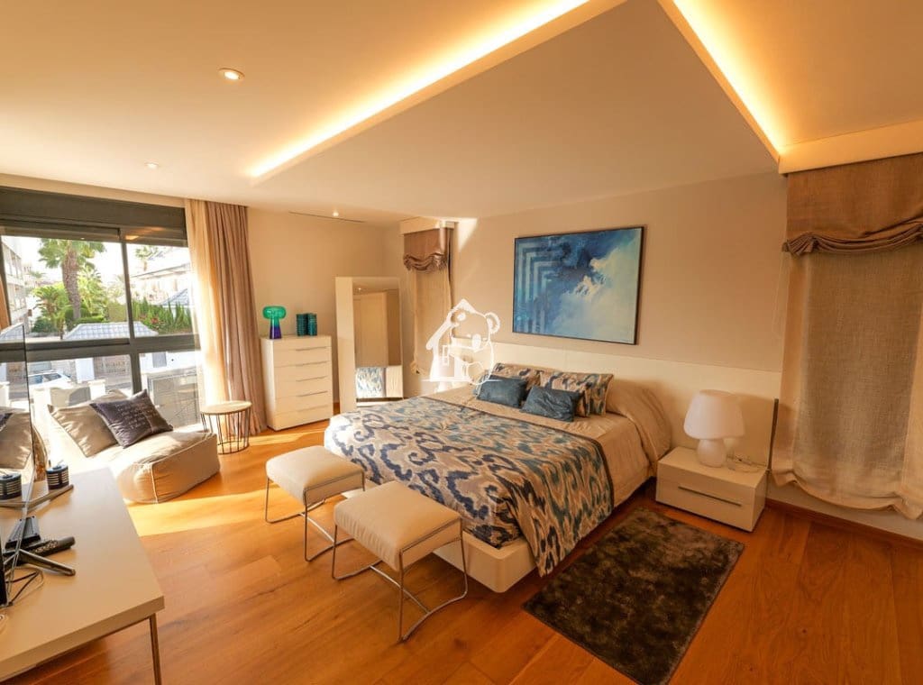 3 makuuhuone Huvila myytävänä paikassa Torrevieja mukana uima-altaan 
autotalli - 1 630 000 € (Ref: 9787984)