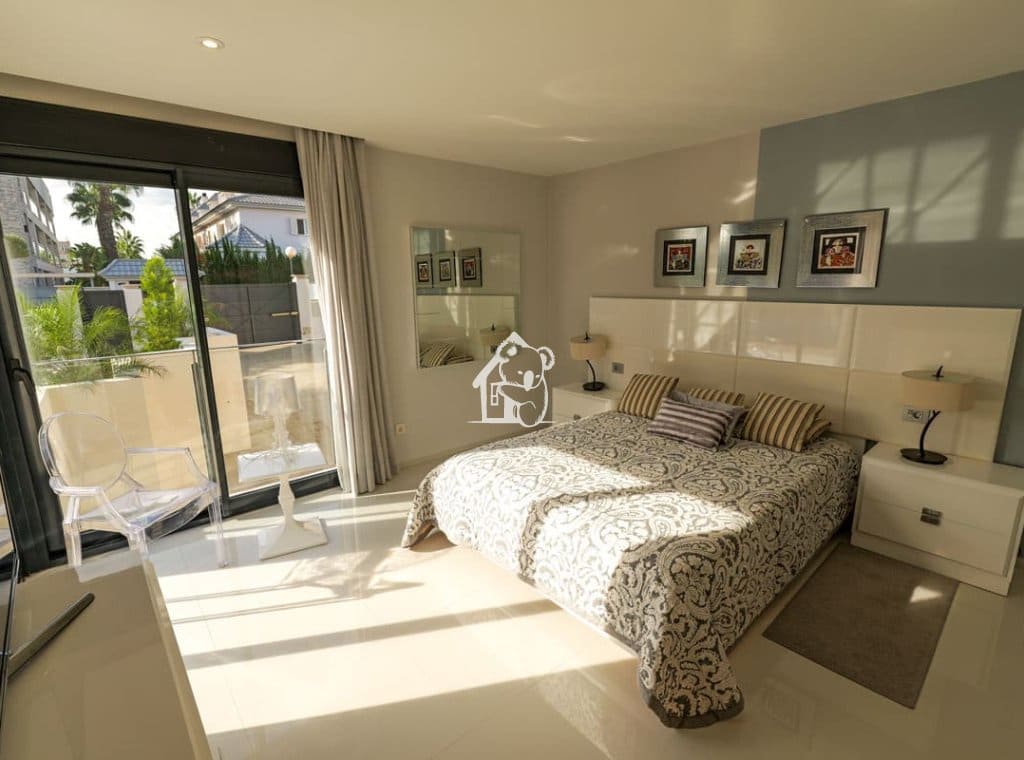 3 makuuhuone Huvila myytävänä paikassa Torrevieja mukana uima-altaan 
autotalli - 1 630 000 € (Ref: 9787984)