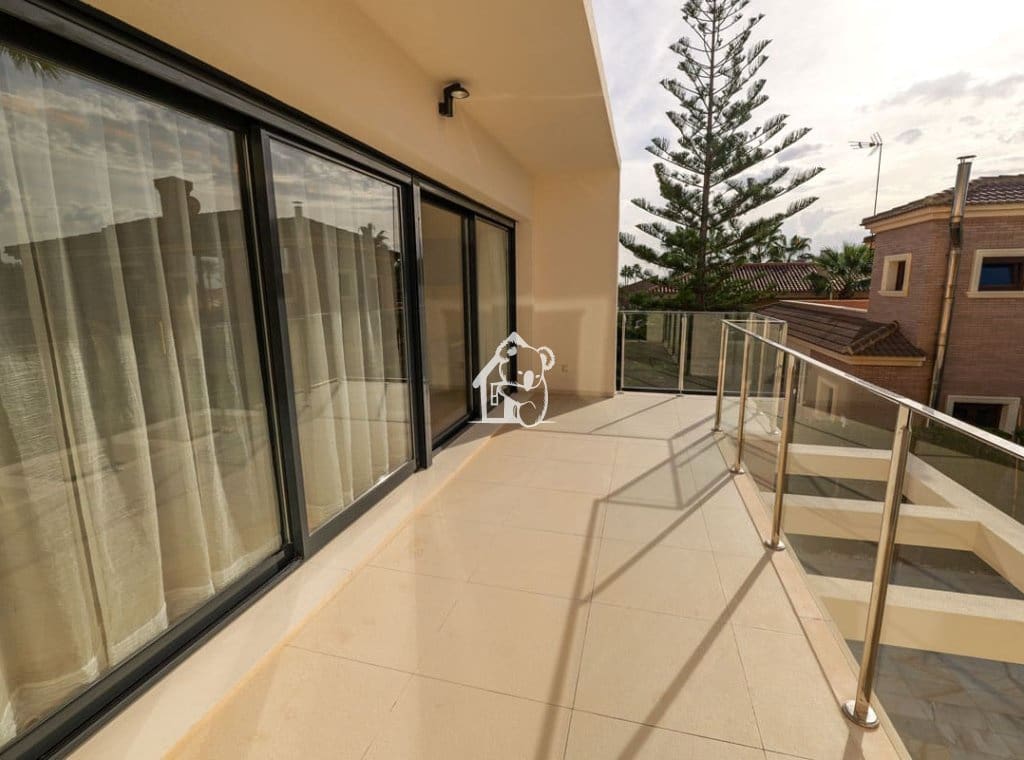 3 makuuhuone Huvila myytävänä paikassa Torrevieja mukana uima-altaan 
autotalli - 1 630 000 € (Ref: 9787984)