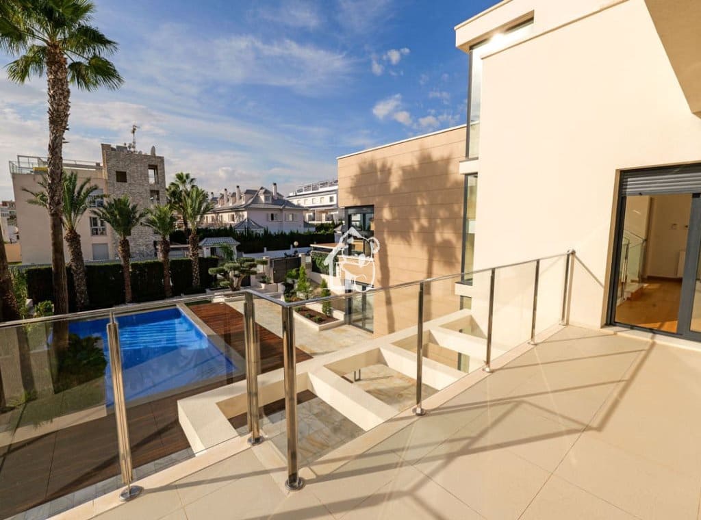 3 makuuhuone Huvila myytävänä paikassa Torrevieja mukana uima-altaan 
autotalli - 1 630 000 € (Ref: 9787984)