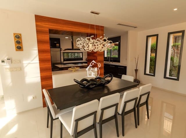 3 makuuhuone Huvila myytävänä paikassa La Veleta, Torrevieja mukana uima-altaan 
autotalli - 1 630 000 € (Ref: 9787984)