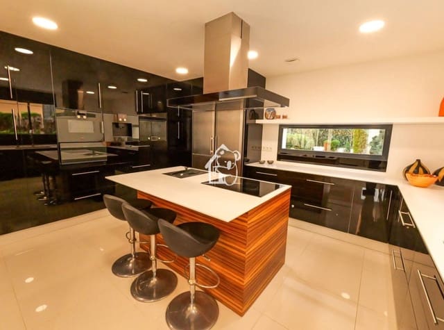 3 makuuhuone Huvila myytävänä paikassa La Veleta, Torrevieja mukana uima-altaan 
autotalli - 1 630 000 € (Ref: 9787984)