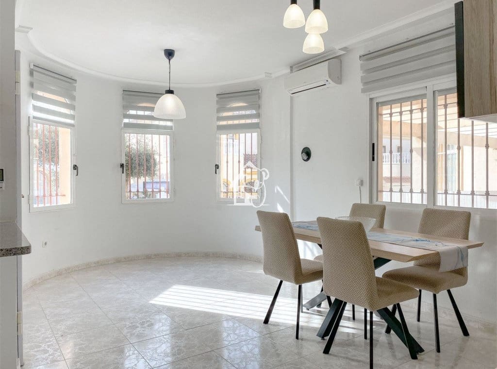 Casa de 3 habitaciones en Torrevieja en alquiler con piscina - 1.600 € (Ref: 9789981)