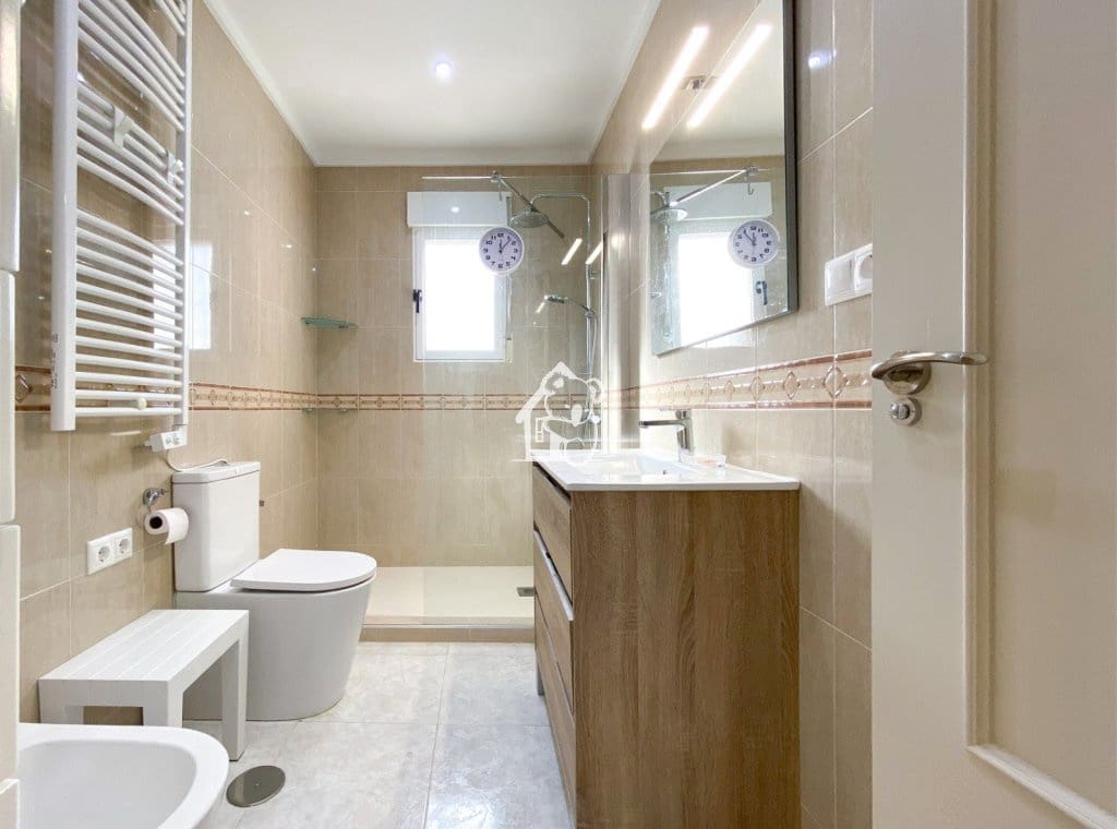 Casa de 3 habitaciones en Torrevieja en alquiler con piscina - 1.600 € (Ref: 9789981)