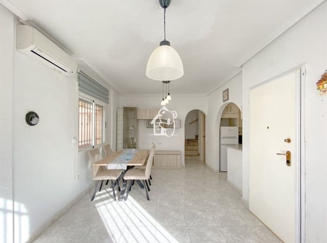 3 makuuhuone Omakotitalo vuokrattavana paikassa Parque Acuático - Sector 25, Torrevieja mukana uima-altaan - 1 600 € (Ref: 9789981)