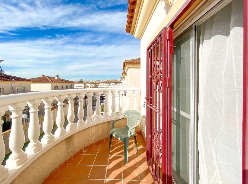 Casa de 3 habitaciones en Torrevieja en alquiler con piscina - 1.600 € (Ref: 9789981)