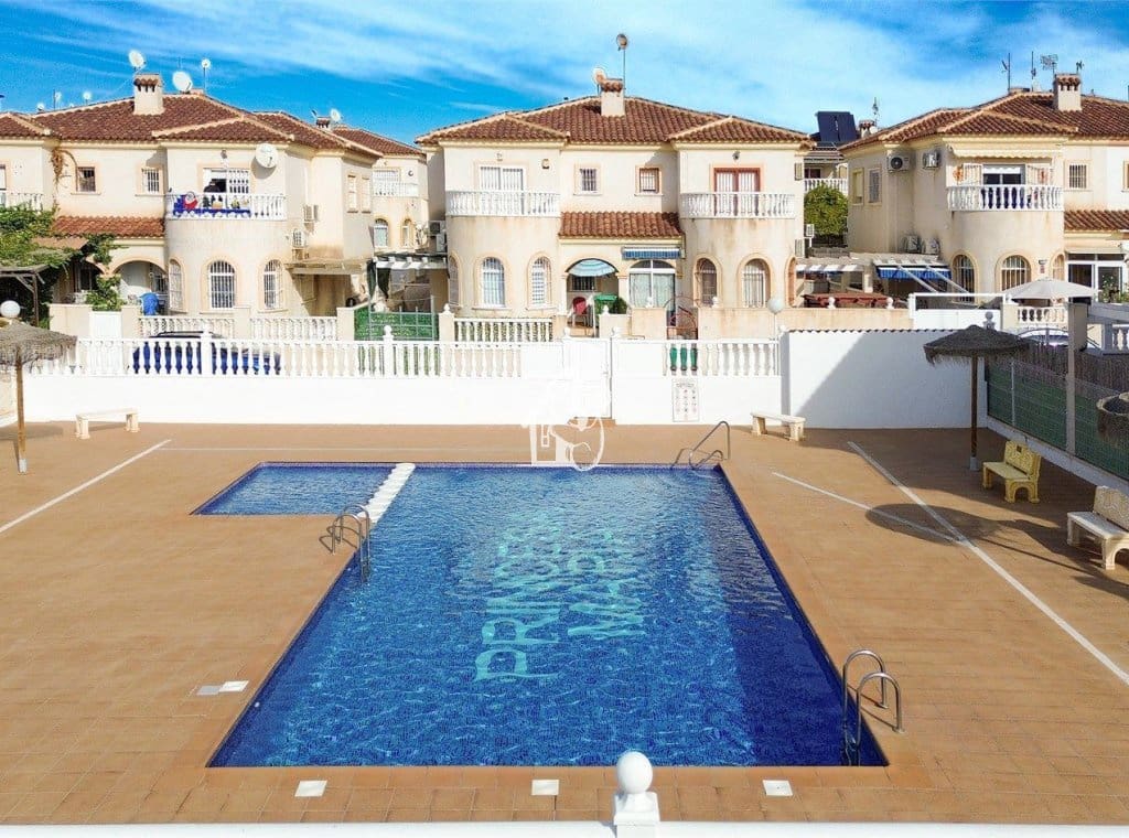 Casa de 3 habitaciones en Torrevieja en alquiler con piscina - 1.600 € (Ref: 9789981)