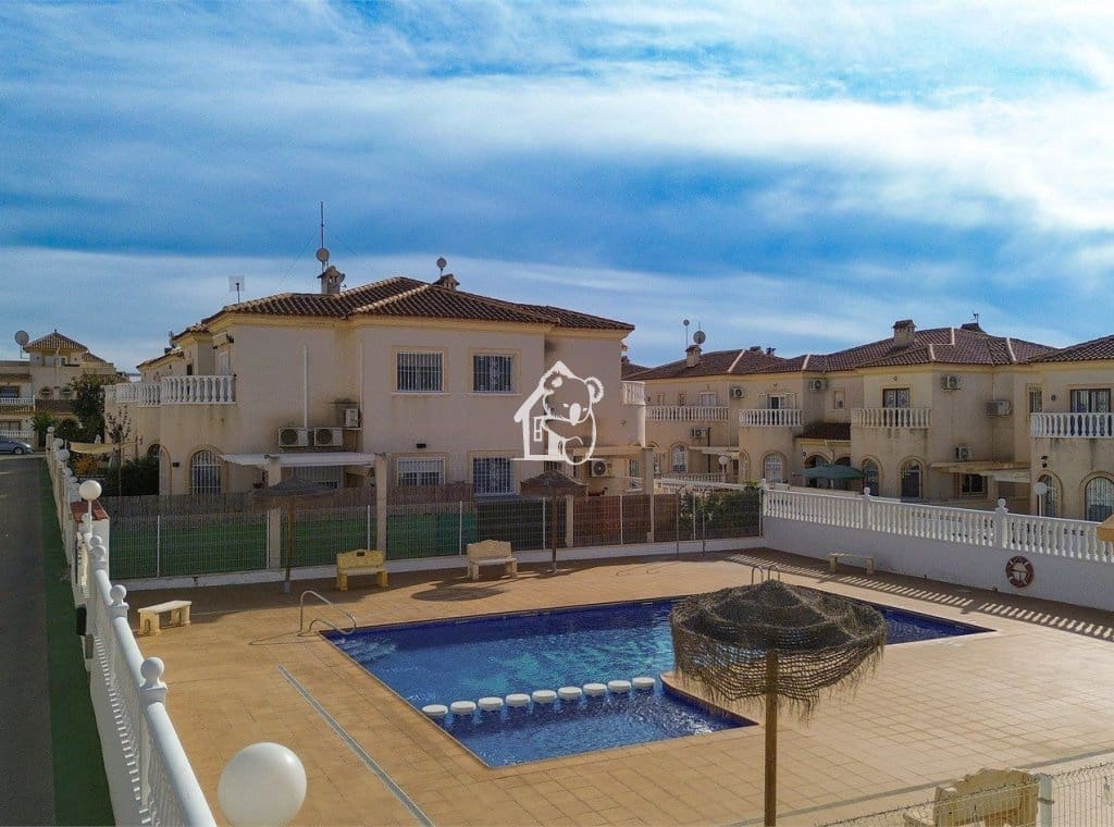 Casa de 3 habitaciones en Torrevieja en alquiler con piscina - 1.600 € (Ref: 9789981)