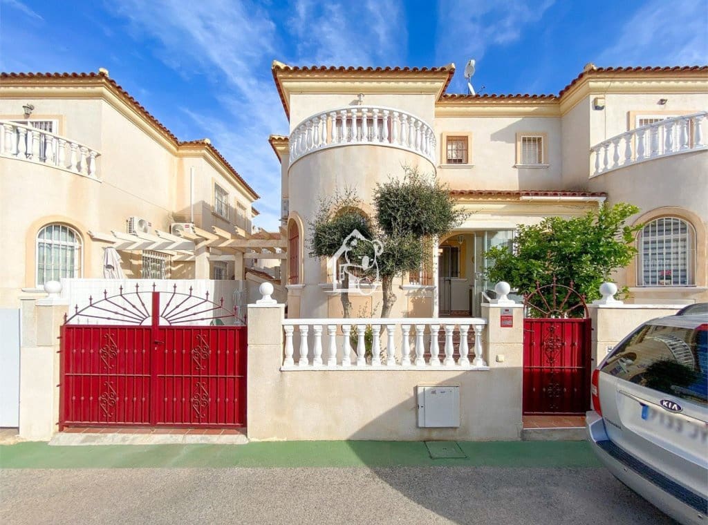 Casa de 3 habitaciones en Torrevieja en alquiler con piscina - 1.600 € (Ref: 9789981)