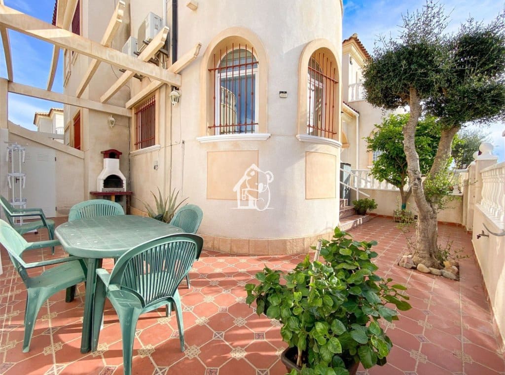 Casa de 3 habitaciones en Torrevieja en alquiler con piscina - 1.600 € (Ref: 9789981)