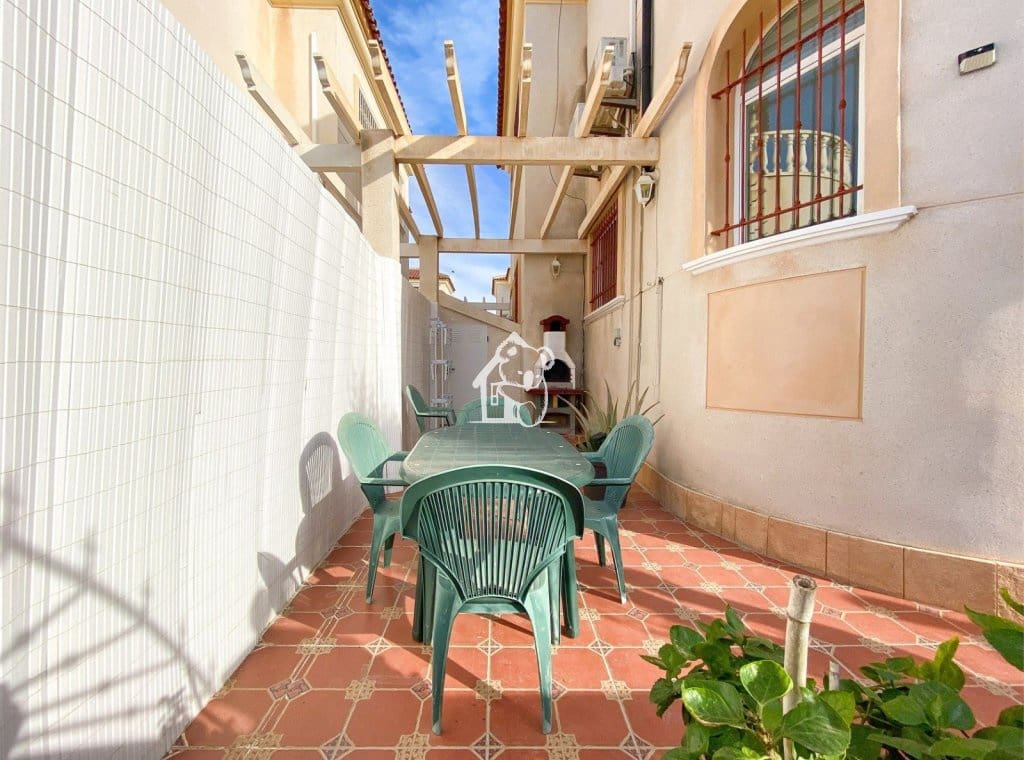 Casa de 3 habitaciones en Torrevieja en alquiler con piscina - 1.600 € (Ref: 9789981)