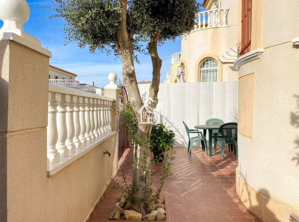 Casa de 3 habitaciones en Torrevieja en alquiler con piscina - 1.600 € (Ref: 9789981)