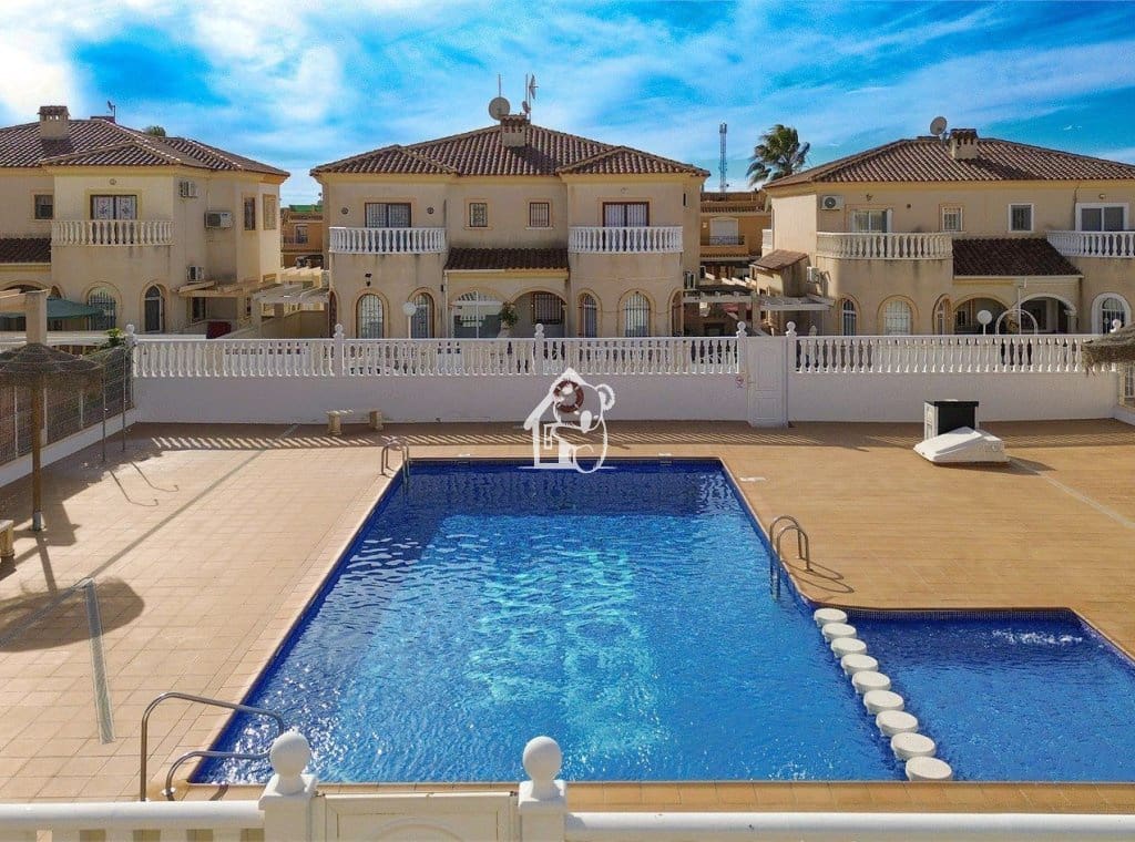 Casa de 3 habitaciones en Torrevieja en alquiler con piscina - 1.600 € (Ref: 9789981)