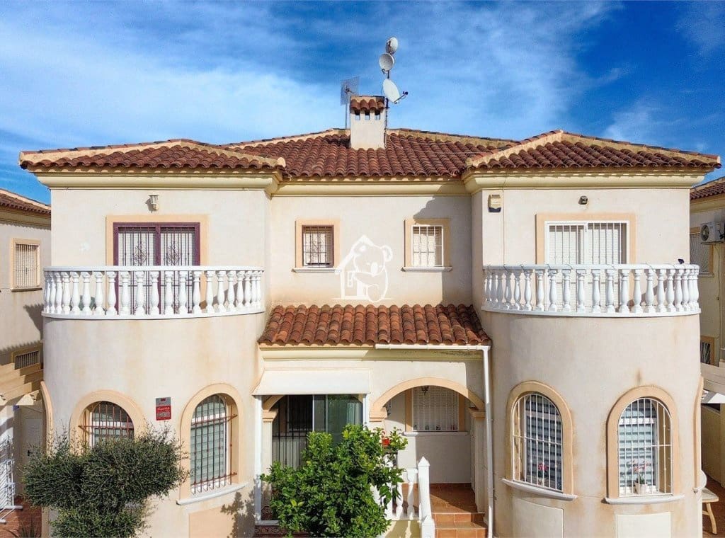 Casa de 3 habitaciones en Torrevieja en alquiler con piscina - 1.600 € (Ref: 9789981)