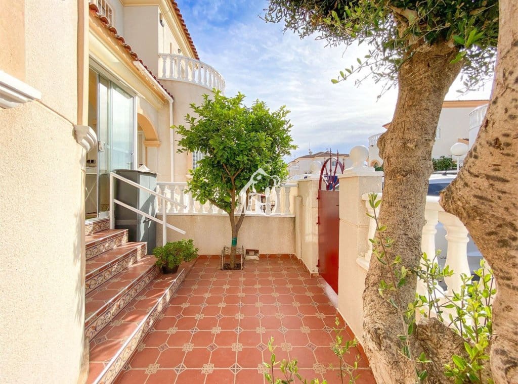 Casa de 3 habitaciones en Torrevieja en alquiler con piscina - 1.600 € (Ref: 9789981)