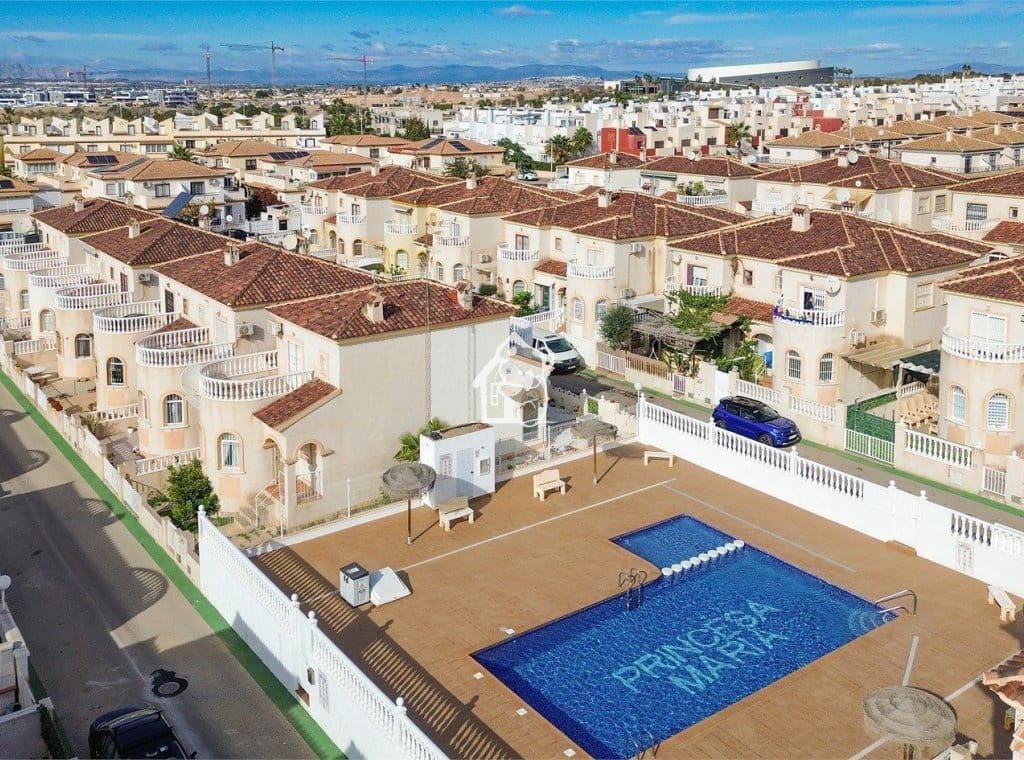 Casa de 3 habitaciones en Torrevieja en alquiler con piscina - 1.600 € (Ref: 9789981)