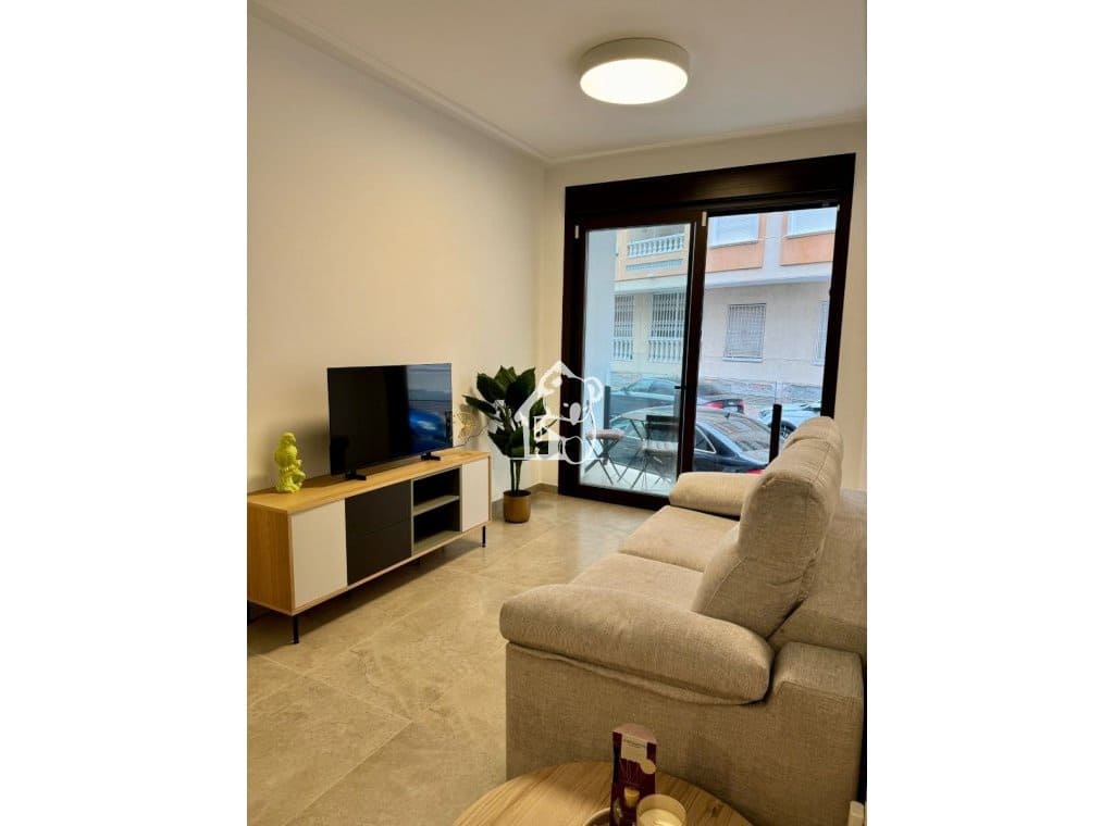 1 bedroom Apartment for rent in Torrevieja with pool - € 850 (Ref: 9803833)